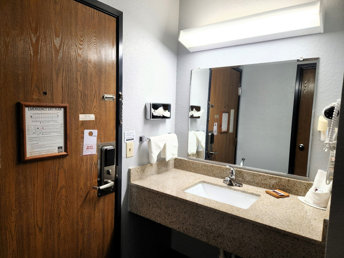 Bathroom 4, Express Inn Parsons, Labette