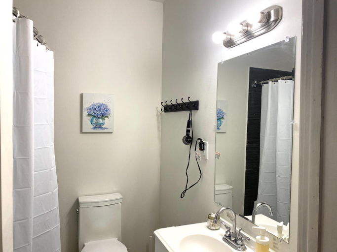 Bathroom 1, AF Stays - Philadelphia Convention Center, Philadelphia
