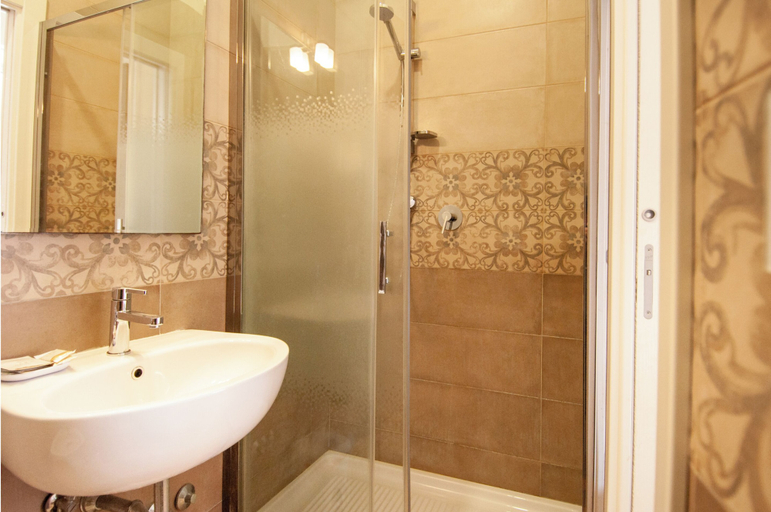 Bathroom 5, Domus Porta Angelica, Rome