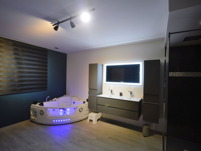 Room 4, Holiday Home in Beauraing With Fenced Garden, Namur