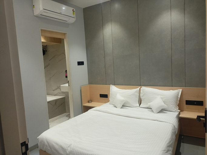 Bedroom 3, Hotel Golden Suites - Near Nesco, Mumbai Suburban