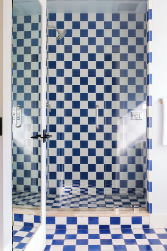 Bathroom 5, River Lodge Paso - 21 & Over Pool, San Luis Obispo