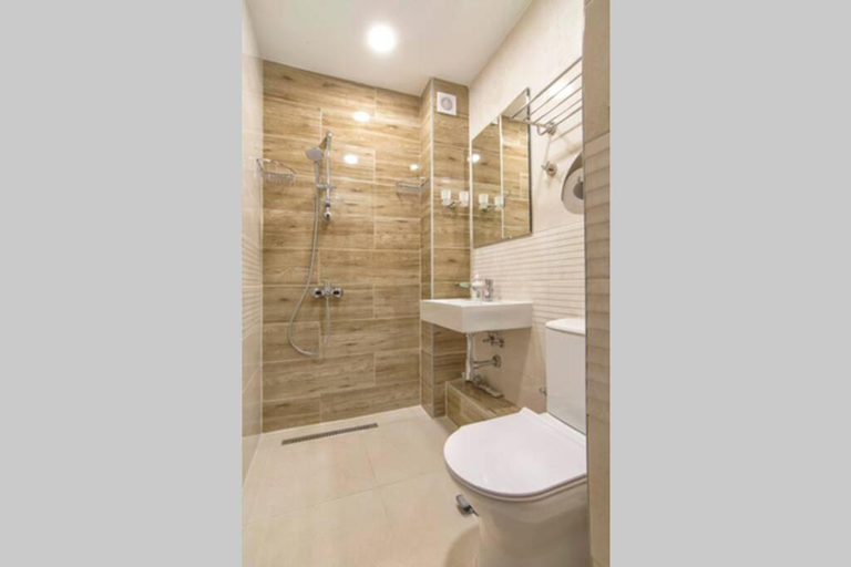 Bathroom, Elegant & Stylish 2 Bedroom Top Central Apartment, Stolichna
