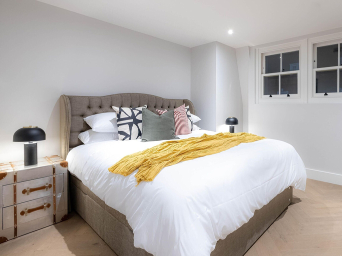 Bedroom 2, Three Bedroom Near Brick Lane by Belvilla, London