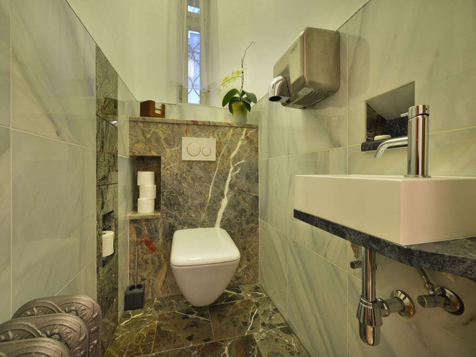 Bathroom 5, City Escape by the River, Praha 6