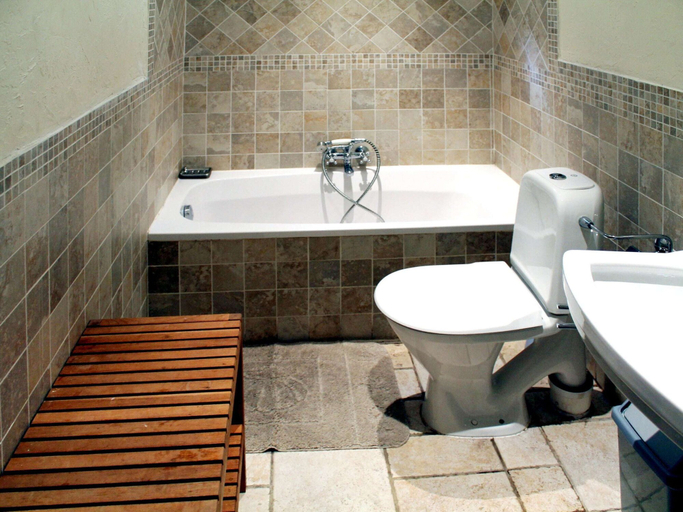 Bathroom 4, Bungalow in Monceau en Ardenne With Garden, Namur