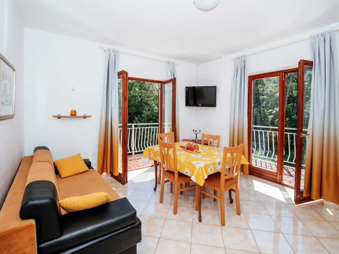 Others 4, Spacious First Floor Accomodation With 2 Apartments, Near the Beach, Pakoštane