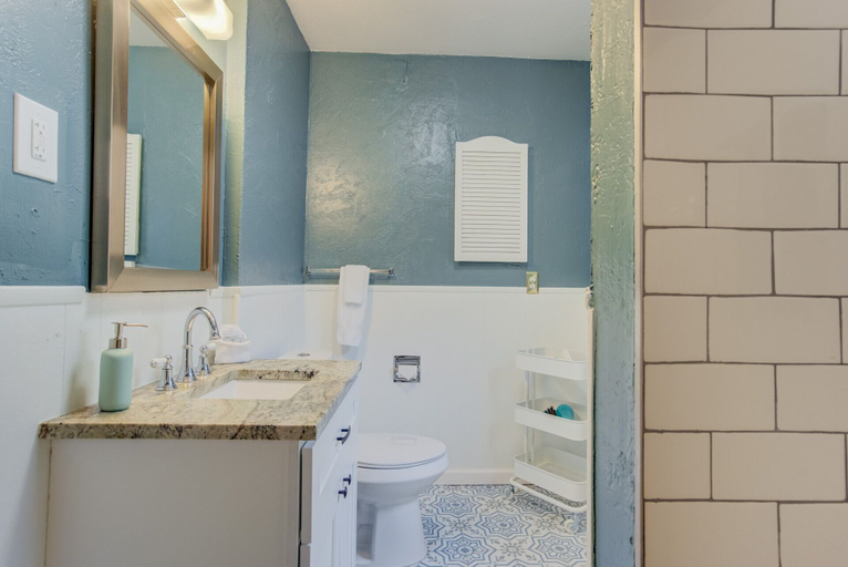 Bathroom 4, 3BR Hot-tub & Dog-friendly Old Colorado City!!, El Paso