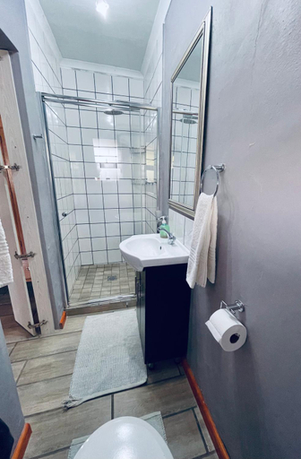 Bathroom 2, Madeira Bed, Chris Hani