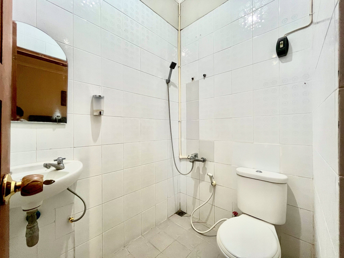 Bathroom 4, Wisma Anugerah Redpartner Near Masjid Zayed Solo, Solo