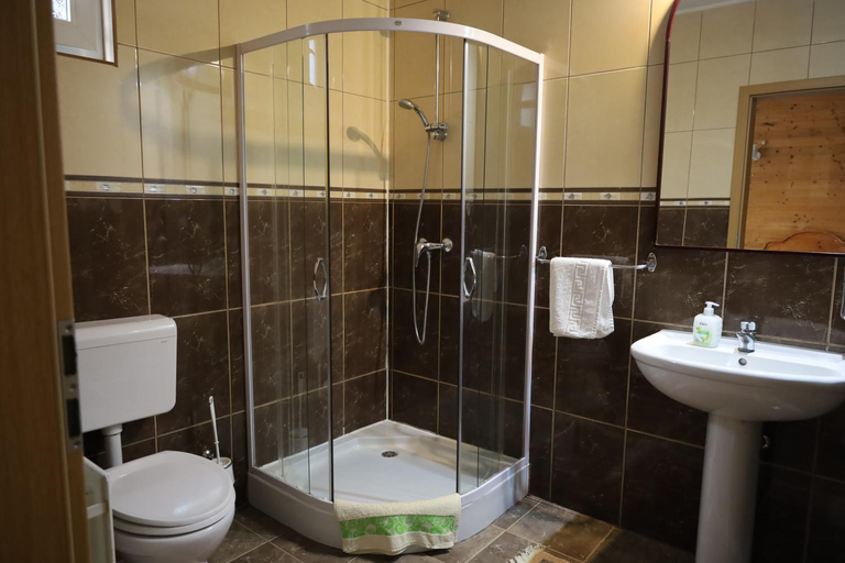 Bathroom 3, Complex Turcana Transalpina, Sugag