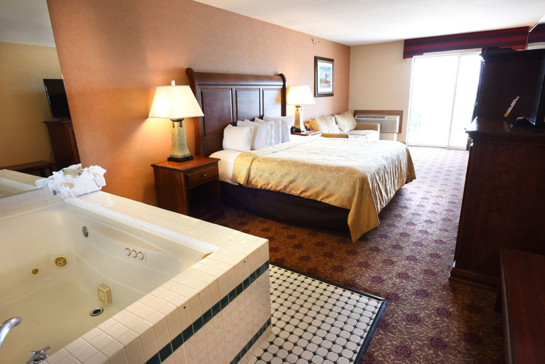 Bedroom 3, Hamilton Inn Select Beachfront Mackinaw City, Cheboygan