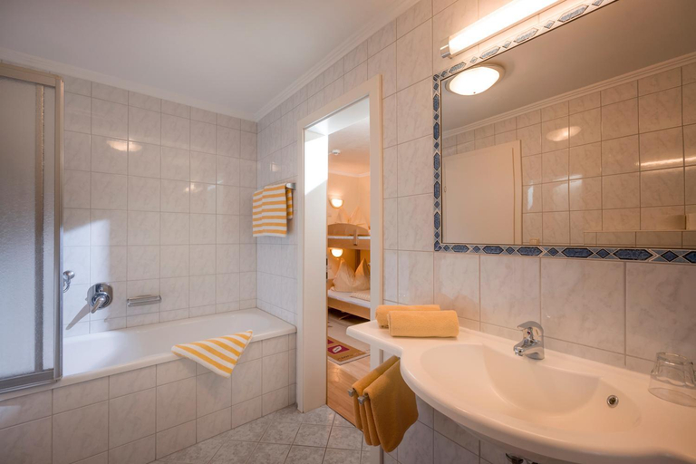 Bathroom 2, edelweiss lounge restaurant hotel pizza cafe billard gasthof, Schwaz