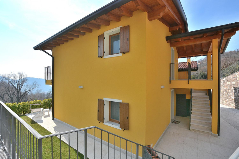 Red Apartment in Marciaga di Costermano, Verona