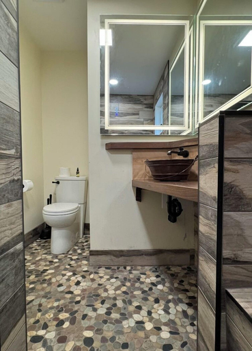 Bathroom 3, Inn Between the Lakes, Cass