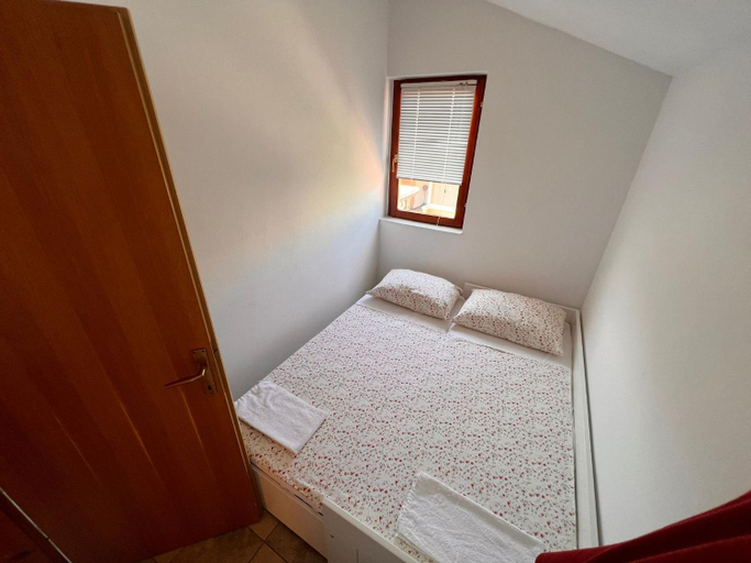 Others 5, Apartment 39, Vir