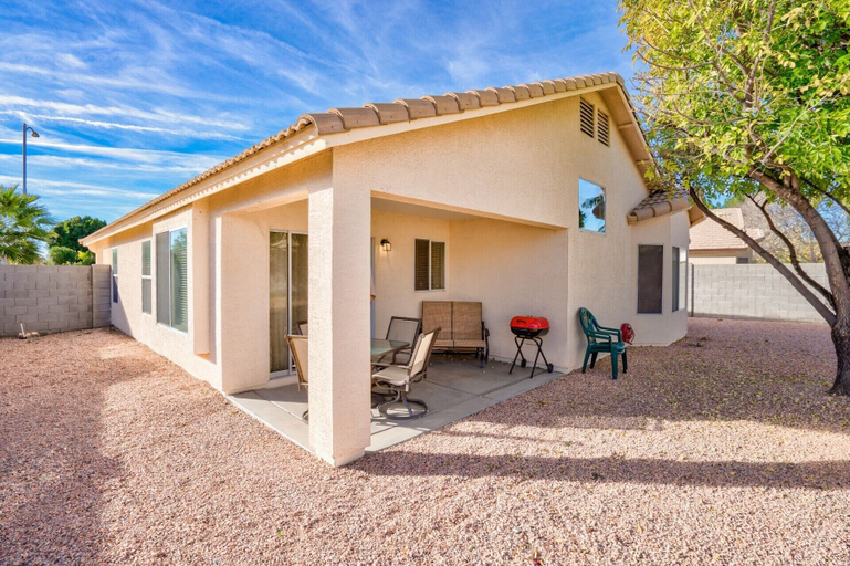 Exterior & Views 2, Cozy Hidden Gem - 3BR - 1Den w Backyard, Maricopa