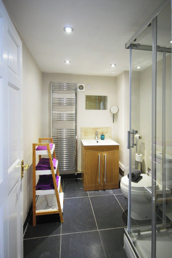 Bathroom 3, The Lodge, Wiltshire