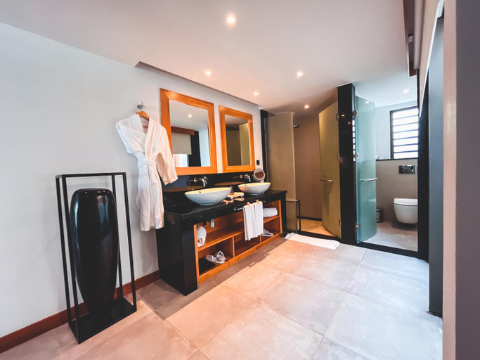 Bathroom 25