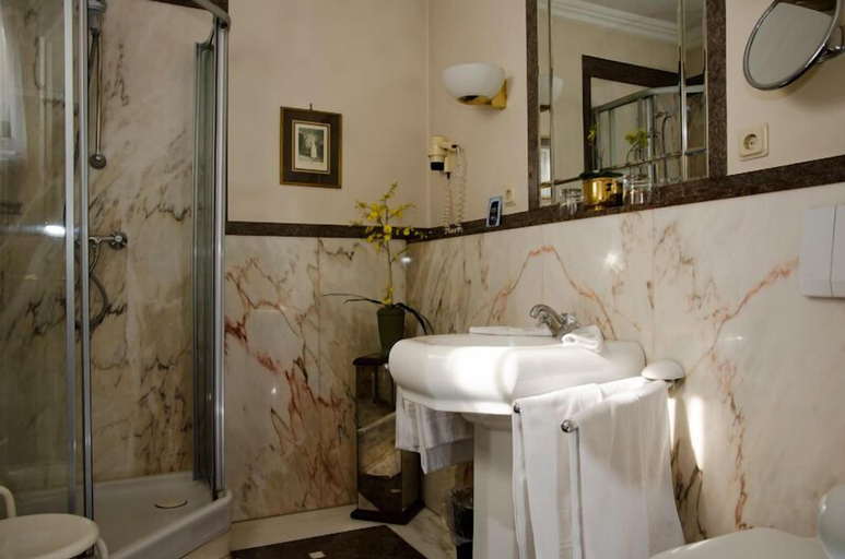 Bathroom 5, Hotel Zimmermann, Limburg-Weilburg