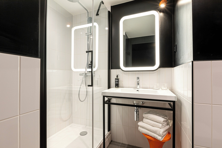 Bathroom 4, ibis Styles Paris Villejuif, Val-de-Marne