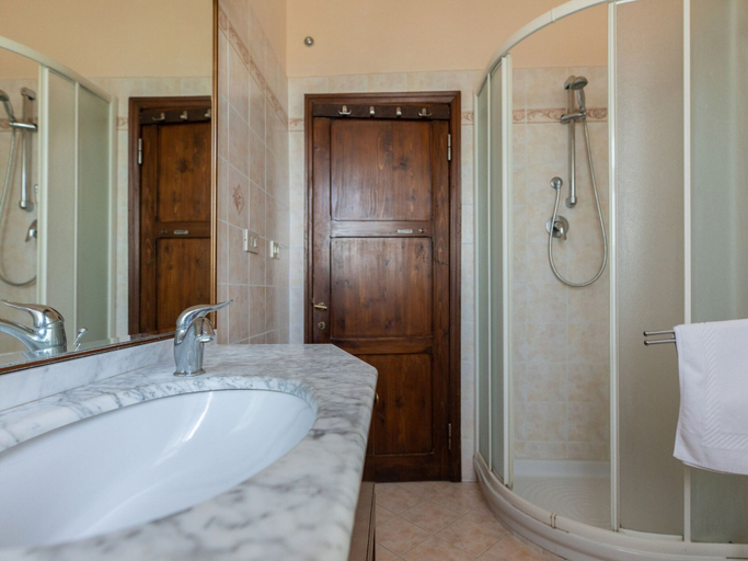 Bathroom 3, Tuscan Castle View Grand Villa, Arezzo