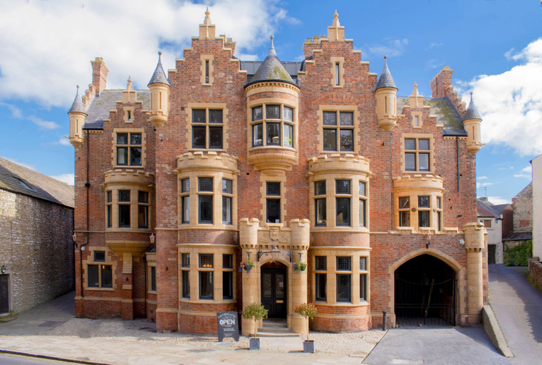 Exterior & Views