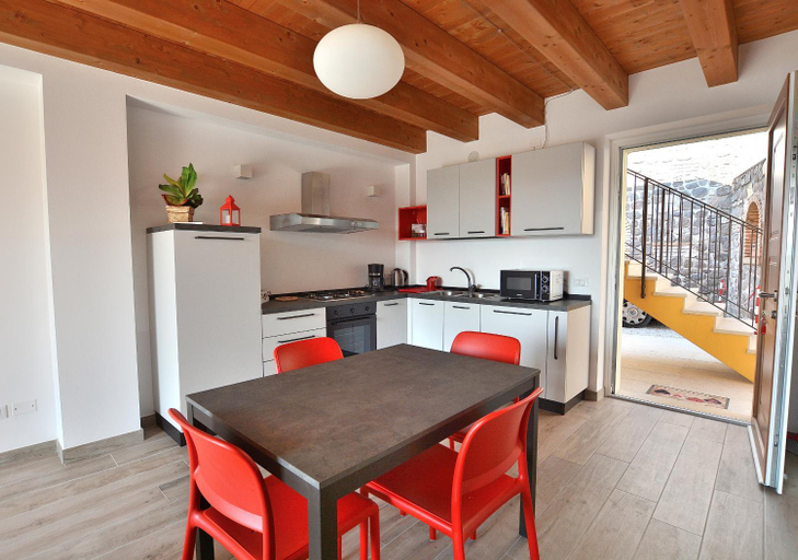 Others 3, Red Apartment in Marciaga di Costermano, Verona