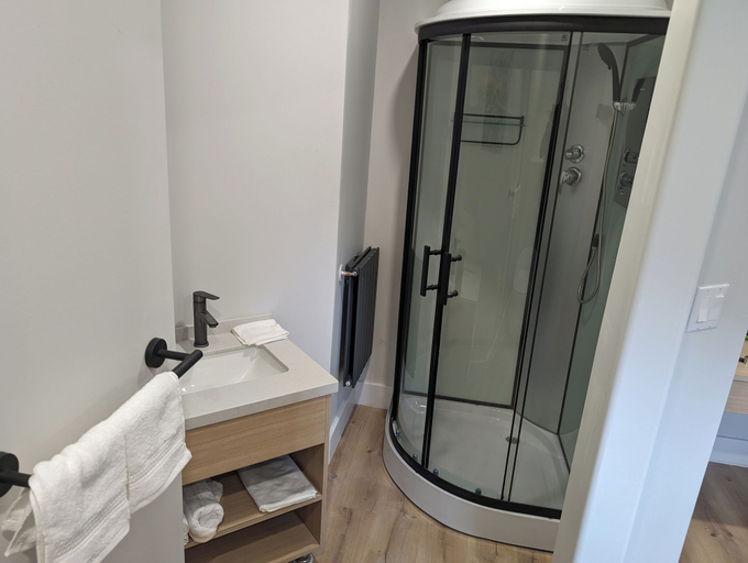 Bathroom 3, The Livery, Bruce