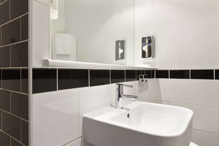 Bathroom 4, Days Inn by Wyndham Corley NEC M6, Warwickshire