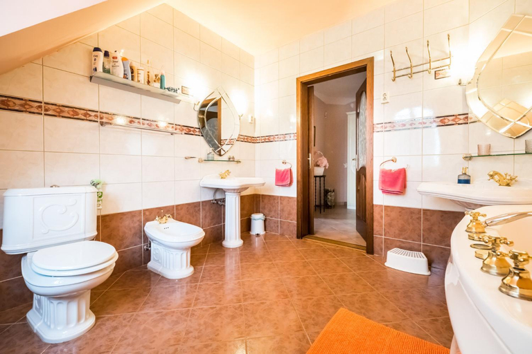 Bathroom 3, Kertvarosi Csaladi Haz, Budapesti