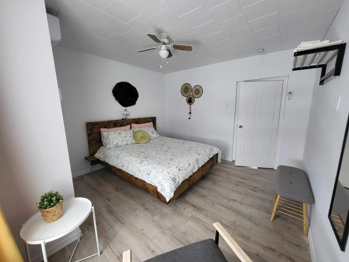 Bedroom, KWE Café & Auberge, Témiscouata
