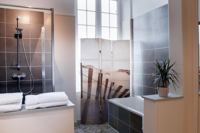 Bathroom 2, Victoria Arromanches B&B, Calvados
