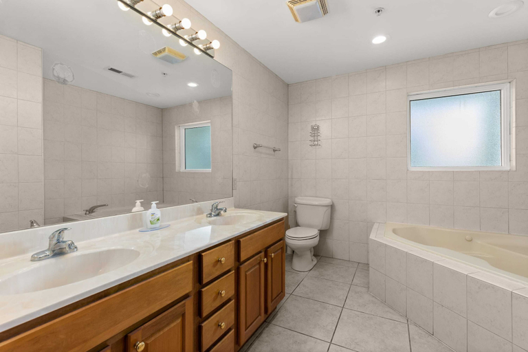 Bathroom, OCHG Ocean 1 Suites, Worcester