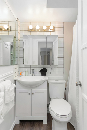 Bathroom 2, Elektra Muse Studio, Seattle