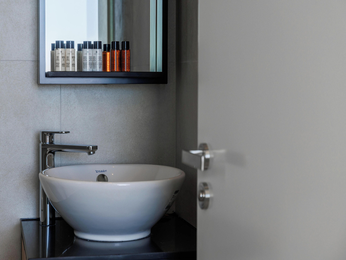Bathroom 5, Regency Boutique Hotel