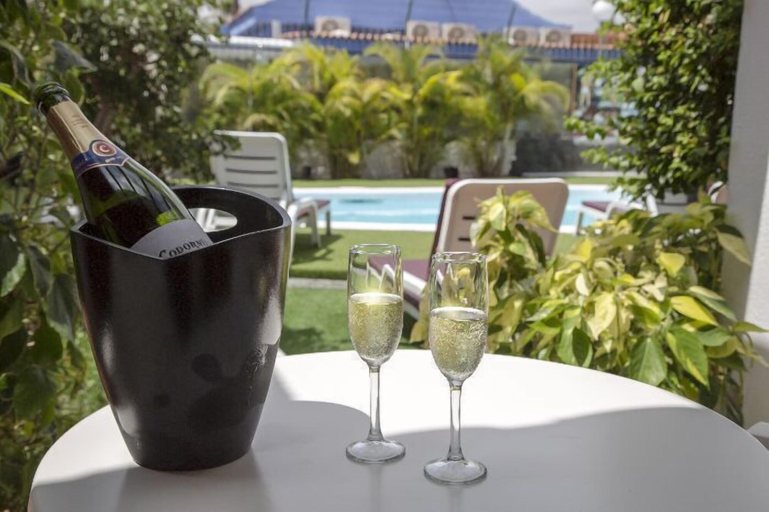 Food & Drinks, California Suites, Las Palmas