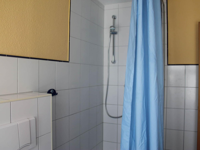 Bathroom 4, Einladende Ferienwohnung mit Terrasse in Wismar, Nordwestmecklenburg