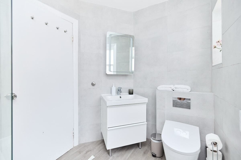 Bathroom 3, The Waterlow Park Wonder - Trendy 2bdr With Study Room and Patio, London