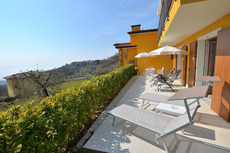 Exterior & Views 4, Red Apartment in Marciaga di Costermano, Verona