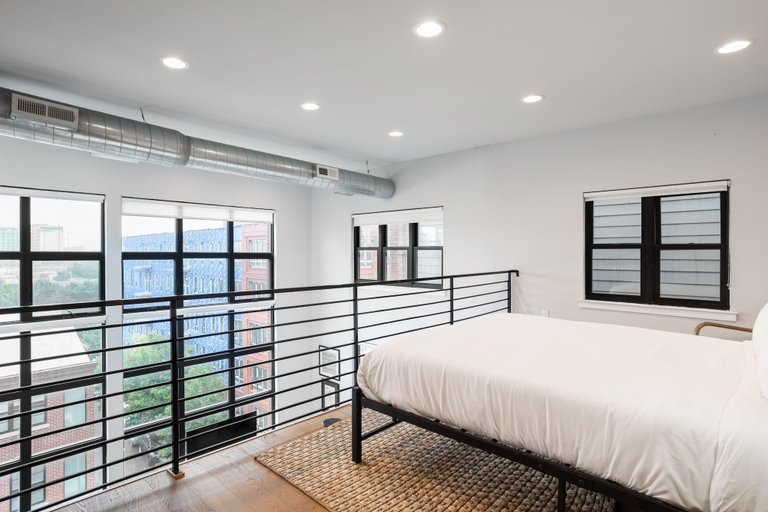 Room 4, Sosuite Corner 2BR Loft w W D Shared Roofdeck, Philadelphia