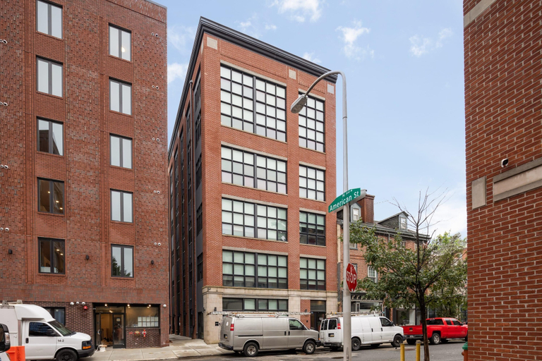 Room 3, Sosuite Corner 2BR Loft w W D Shared Roofdeck, Philadelphia
