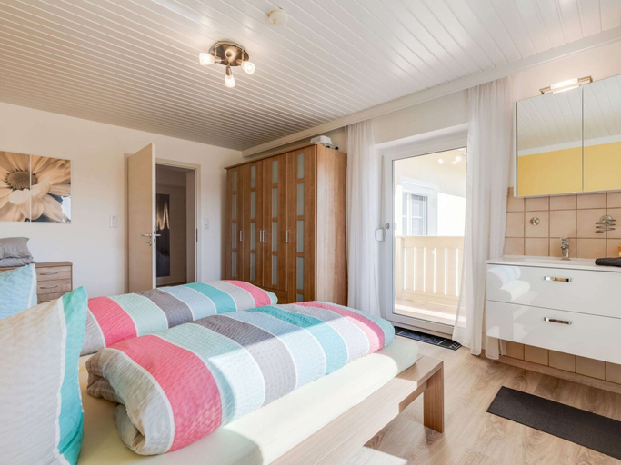 Bedroom 2, Sunny, Modern Furnished Apartment Your Favourite Place to Relax, Regen