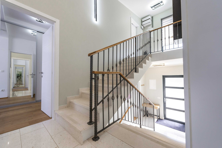 Others 5, Villa Agave, Pojezerje