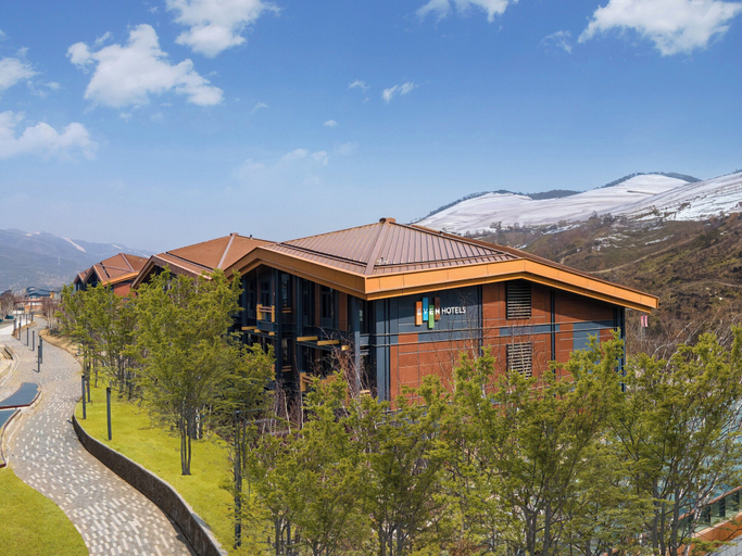 Exterior & Views
