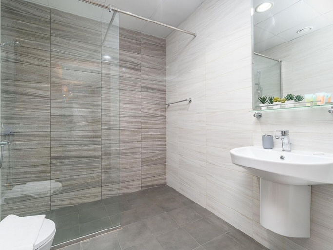Bathroom 4, Luxe 1 BR City View Pool & Gym by Belvilla, Dubai