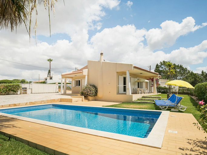 Pool 5, Lively Holiday Home in Albufeira With Private Pool 500m From the Beach, Albufeira