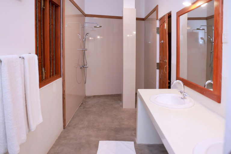 Bathroom 3, South Point Surf House - Whole Villa 5 Bedrooms (Sleeps 14), Habaraduwa