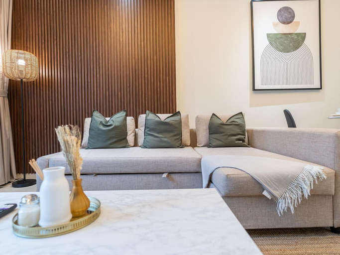 Living area 5, Luxe 1 BR City View Pool & Gym by Belvilla, Dubai