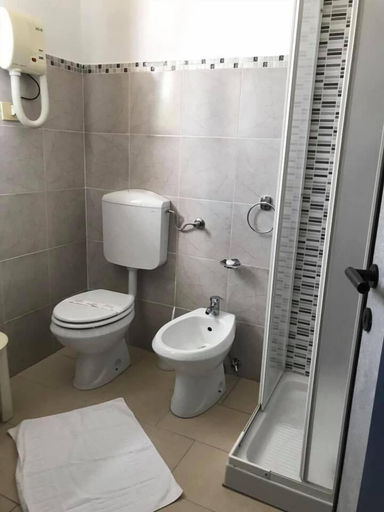 Bathroom 5, Hotel Ebe, Florence
